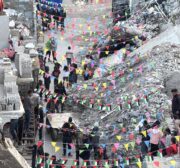 Palestinos decoram suas ruas em meio às ruínas para dar as boas-vindas ao mês sagrado do Ramadã, apesar da destruição causada pelos ataques israelenses em Khan Yunis. Moradores mantêm suas tradições pendurando bandeiras palestinas, ornamentos do Ramadã e lanternas em meio à destruição. Gaza, em 27/02/2025  [Abdullah Fs Alattar/Agência Anadolu]