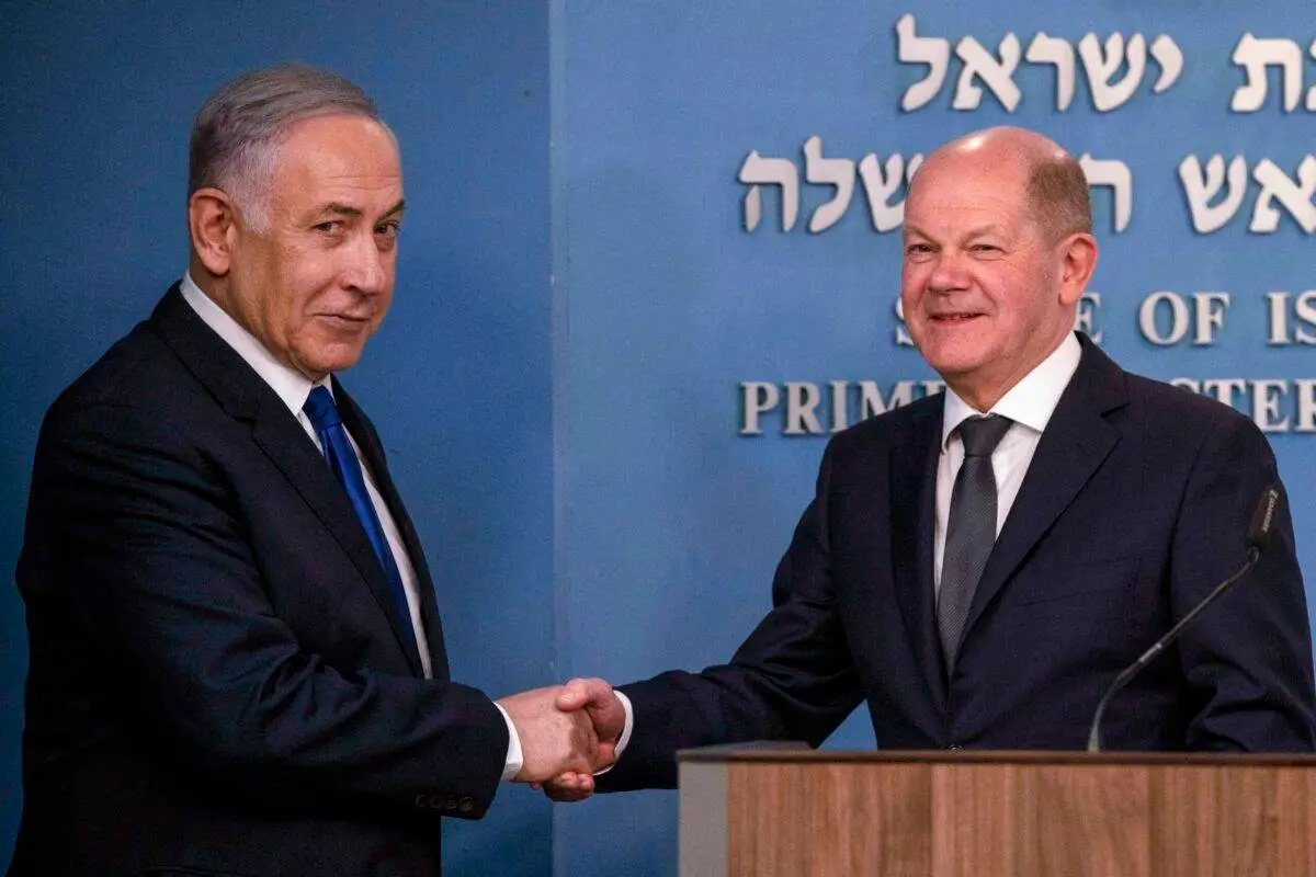 Primeiro-ministro de Israel, Benjamin Netanyahu, troca aperto de mãos com o chanceler da Alemanha, Olaf Scholz, em coletiva de imprensa após encontro em Jerusalém ocupada [Leo Correa/AFP via Getty Images]
