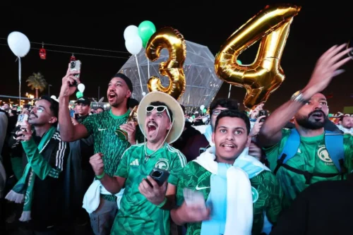 Sauditas celebram escolha do país como sede da Copa do Mundo FIFA de 2024, em Riad, em 11 de dezembro de 2024 [Francois Nel/Getty Images para Federação Árabe-Saudita Futebol]