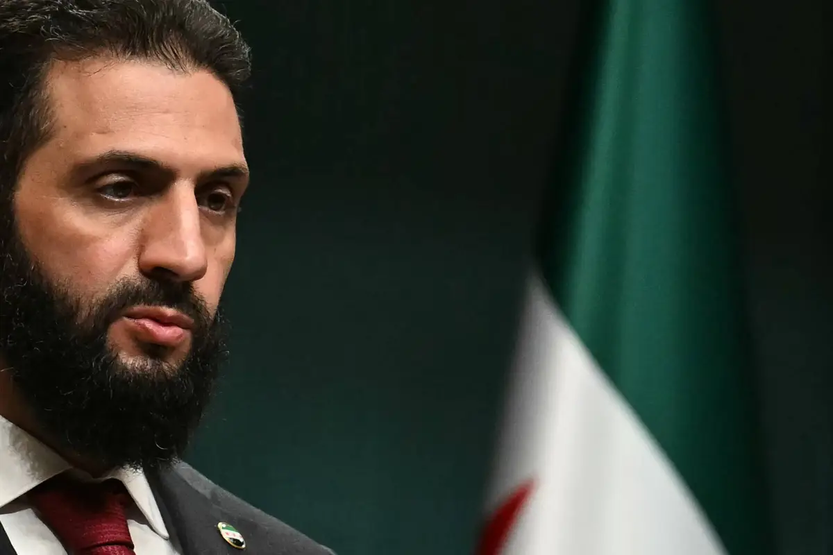 Presidente interino da Síria, Ahmed al-Sharaa, durante coletiva de imprensa após visita ao Palácio Presidencial em Ancara, na Turquia, em 4 de fevereiro de 2025 [Ozan Kose/AFP via Getty Images]
