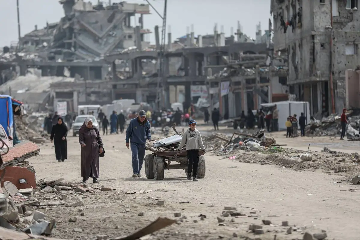 Os palestinos continuam em tendas improvisadas montadas entre as ruínas, à medida que crescem as preocupações sobre a possibilidade de novos ataques israelenses após o fim da primeira fase do acordo de cessar-fogo e troca de prisioneiros em Beit Hanoun, norte de Gaza, em 05 de março de 2025. [Abdul Hakim Abu Riash/ Agência Anadolu]