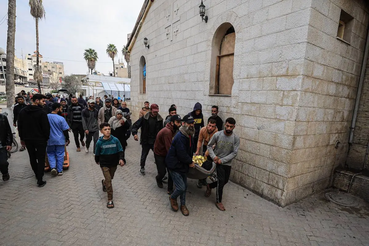 Dois palestinos foram mortos em um ataque de drone israelense no bairro de Shuja'iyya, apesar do cessar-fogo em curso, e levados ao Hospital Batista Al-Ahli na Cidade de Gaza, Gaza, em 9 de março de 2025. [Dawoud Abo Alkas/Agência Anadolu]