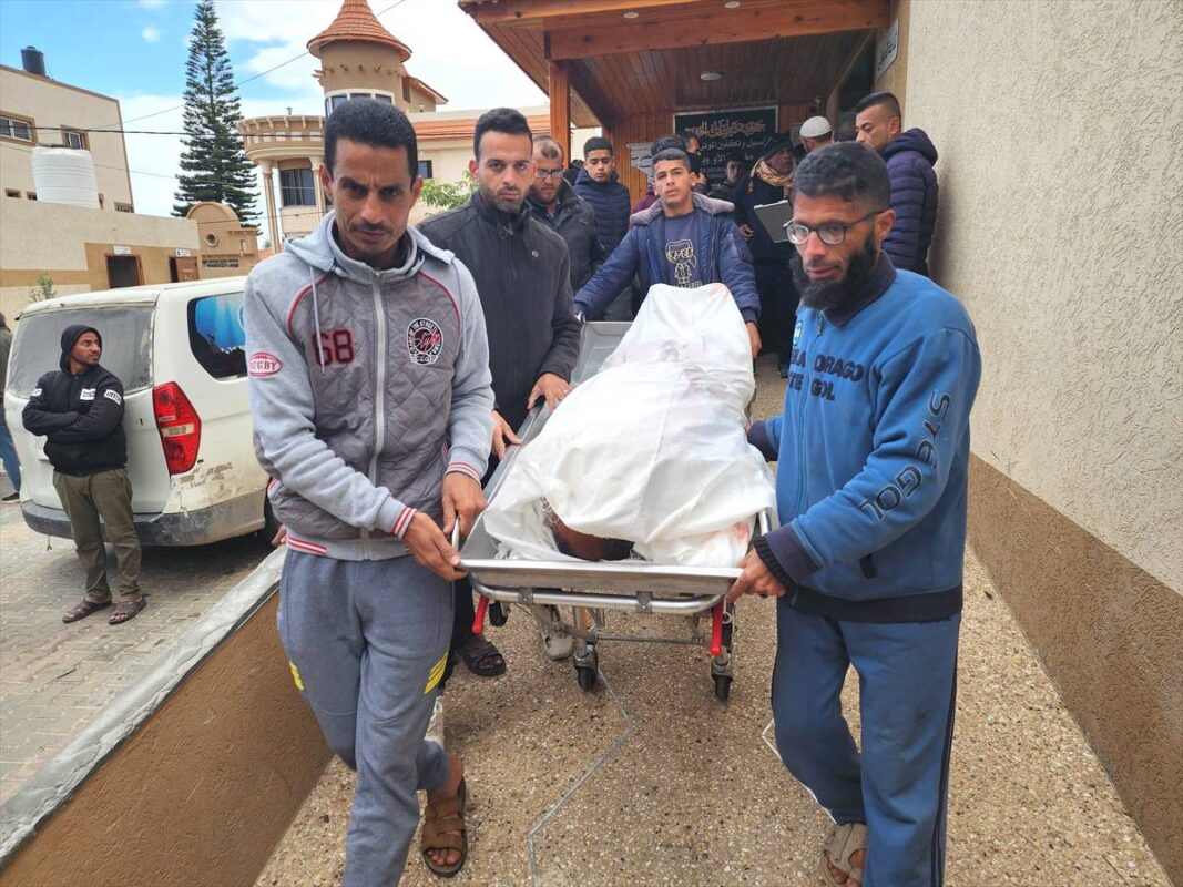  Corpos de palestinos, que perderam suas vidas após o ataque israelense, são levados ao Hospital Europeu para o processo fúnebre em Khan Yunis,Gazaem 20 de março de 2025. [Hani Alshaer/Agência Anadolu]
