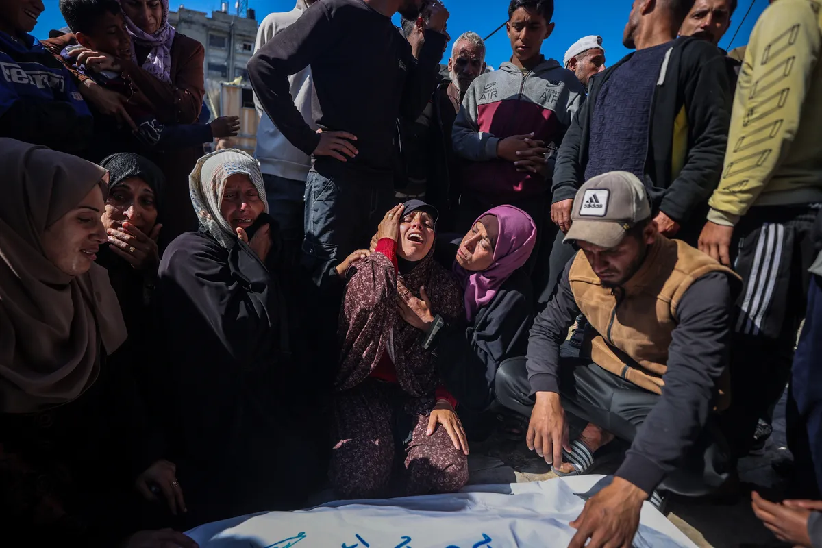 Pessoas choram enquanto corpos de palestinos, que perderam suas vidas após o ataque israelense, são levados ao Hospital Nasser para o processo fúnebre em Khan Yunis, Gaza, em 23 de março de 2025. [Ali Jadallah/ Agência Anadolu]