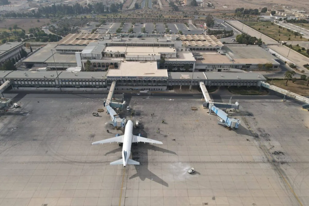 Uma vista aérea do Aeroporto Internacional de Damasco enquanto os trabalhos de manutenção e reparo começam nos aviões da Syrian Airlines após o colapso do controle do regime em Damasco, Síria, em 11 de dezembro de 2024 [Abdulkarem Al Mohammad/Anadolu via Getty Images]