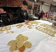 As mini panquecas são recheadas com queijo e nozes e cobertas com calda, proporcionando aos que estão em jejum um lanche energético rápido [Mohammed Asa/MEMO]