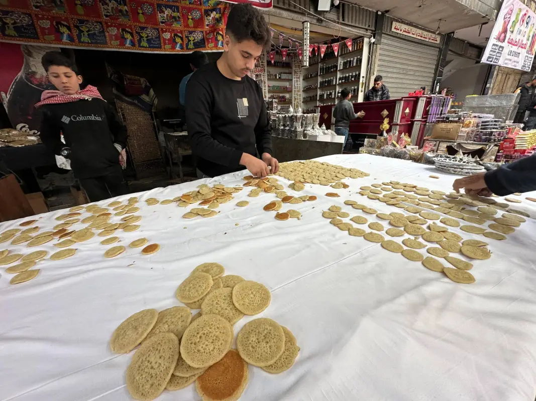 As mini panquecas são recheadas com queijo e nozes e cobertas com calda, proporcionando aos que estão em jejum um lanche energético rápido [Mohammed Asa/MEMO]