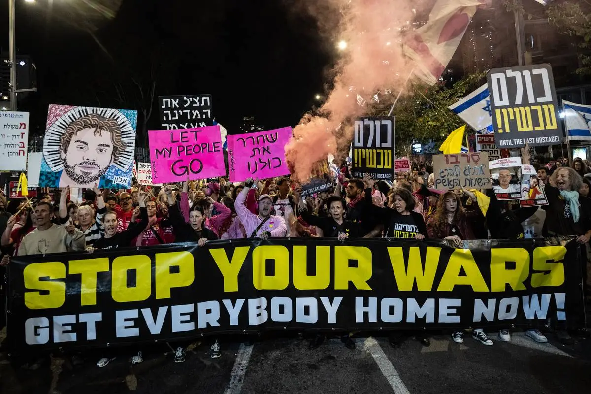 Milhares de manifestantes se reúnem em Tel Aviv, Israel, em 5 de abril de 2025, para pedir o fim dos ataques israelenses a Gaza e exigir um acordo de troca de prisioneiros e reféns. Os manifestantes carregavam bandeiras israelenses e também faixas contra o primeiro-ministro Benjamin Netanyahu e seu governo. [Mostafa Alkharouf/ Agência Anadolu]
