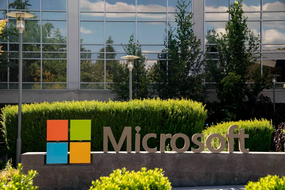 Placa na sede da Microsoft em 3 de julho de 2024 em Redmond, Washington [David Ryder/Getty Images]
