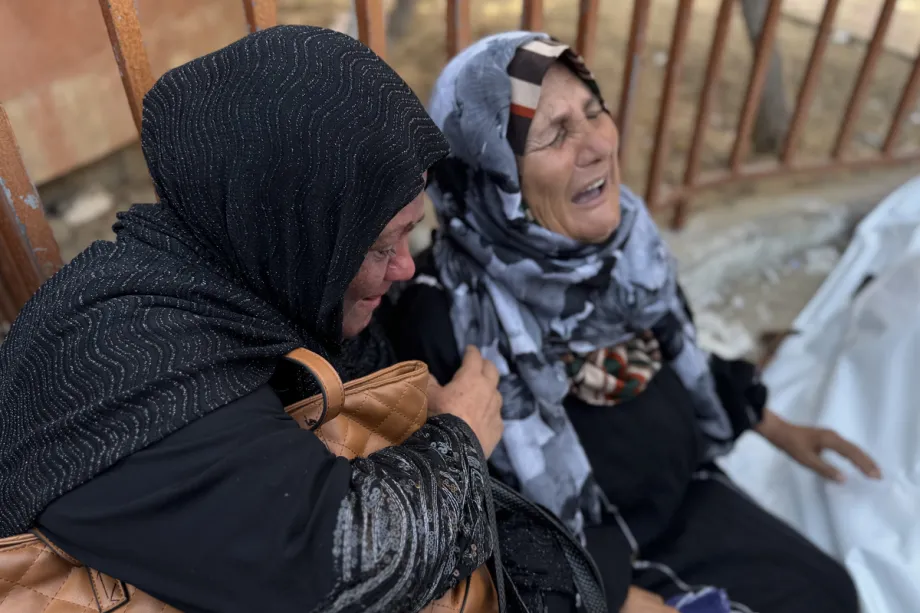 Corpos sem vida de palestinos são levados ao Hospital Nasser para o funeral após soldados israelenses abrirem fogo contra palestinos que tentavam chegar aos pontos de distribuição de ajuda americana a oeste da cidade de Rafah, no sul da Faixa de Gaza, em Khan Yunis, Gaza, em 1º de junho de 2025. [Abdallah F.s. Alattar/  Agência Anadolu]