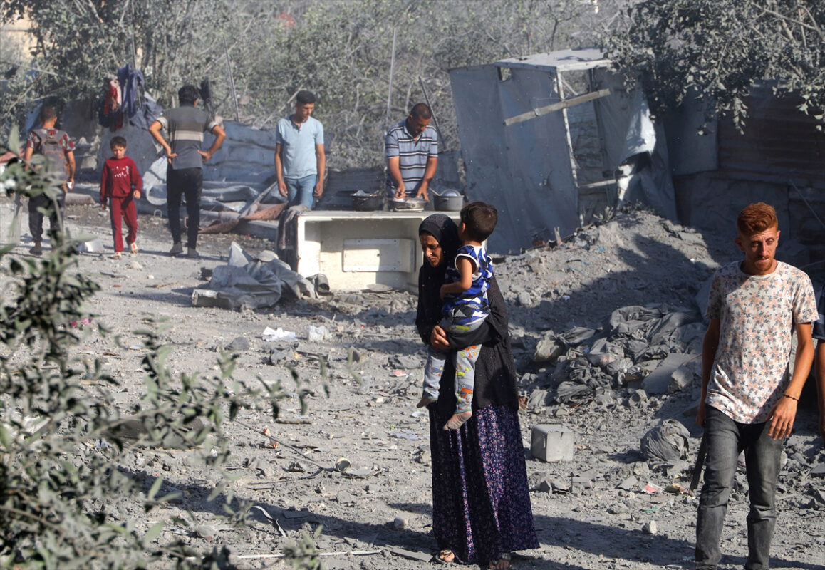 Ataques aéreos de Israel continuam em Gaza, devastando, matando e ferindo milhares de palestinos. [Khalil Ramzi Alkahlut/Agência Anadolu]