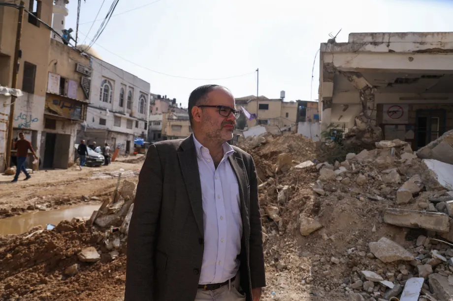Roland Friedrich, diretor de Assuntos da UNRWA na Cisjordânia, inspeciona danos após demolições ilegais israelenses, no campo de refugiados de Nur Shams, 2 de novembro de 2024 [Jaafar Ashtiyeh/AFP/Getty Images]