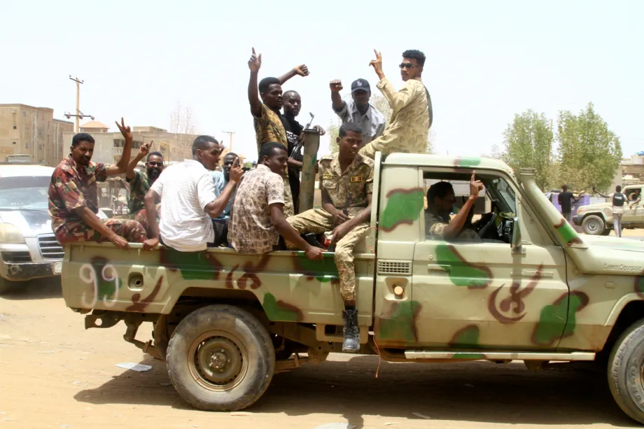 Soldados do exército sudanês celebram captura de al-Salha, ao sul de Omdurman, até então sob controle das Forças de Suporte Rápido (RSF), em 22 de maio de 2025 [Ebrahim Hamid/AFP via Getty Images]