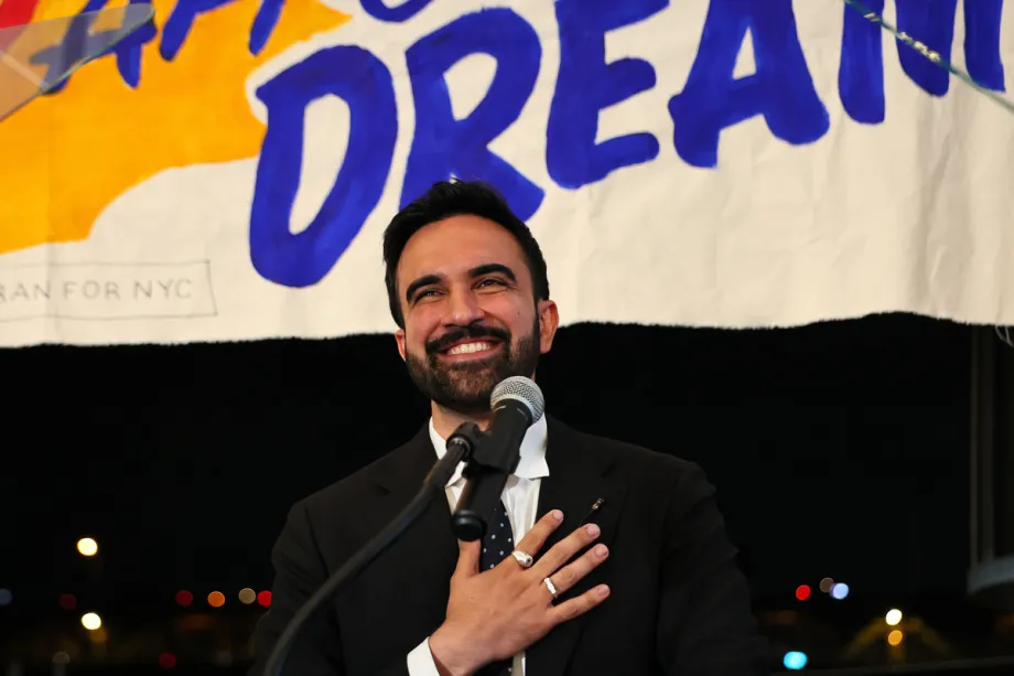 O candidato à prefeitura de Nova York,  deputado estadual Zohran Mamdani (Democrata-NY), discursa com apoiadores durante um encontro na noite da eleição no The Greats of Craft LIC, em 24 de junho de 2025, no bairro de Long Island City, no Queens, em Nova York. [Foto de Michael M. Santiago/Getty Images]