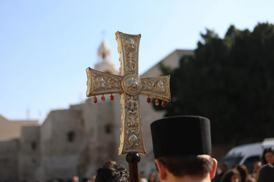 Patriarca de Jerusalém, Teófilo III, durante procissão do Natal ortodoxo na Basílica da Natividade, em Belém, na Cisjordânia ocupada, em 6 de janeiro de 2025 [Mamoun Wazwaz/Apaimages]