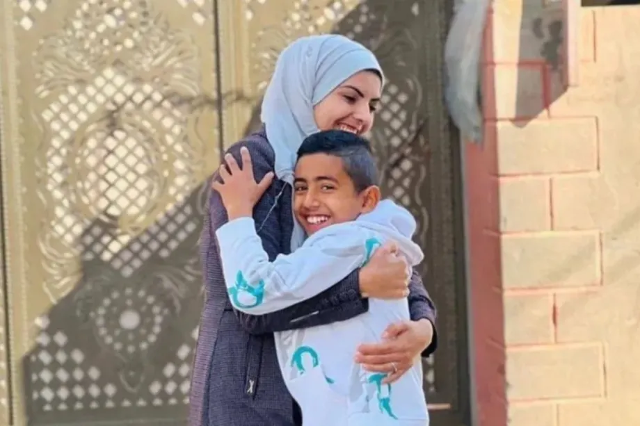 Mariam Abu Daqqa, jornalista palestina, morta por Israel em Gaza, junto de seu filho [X/Reprodução]