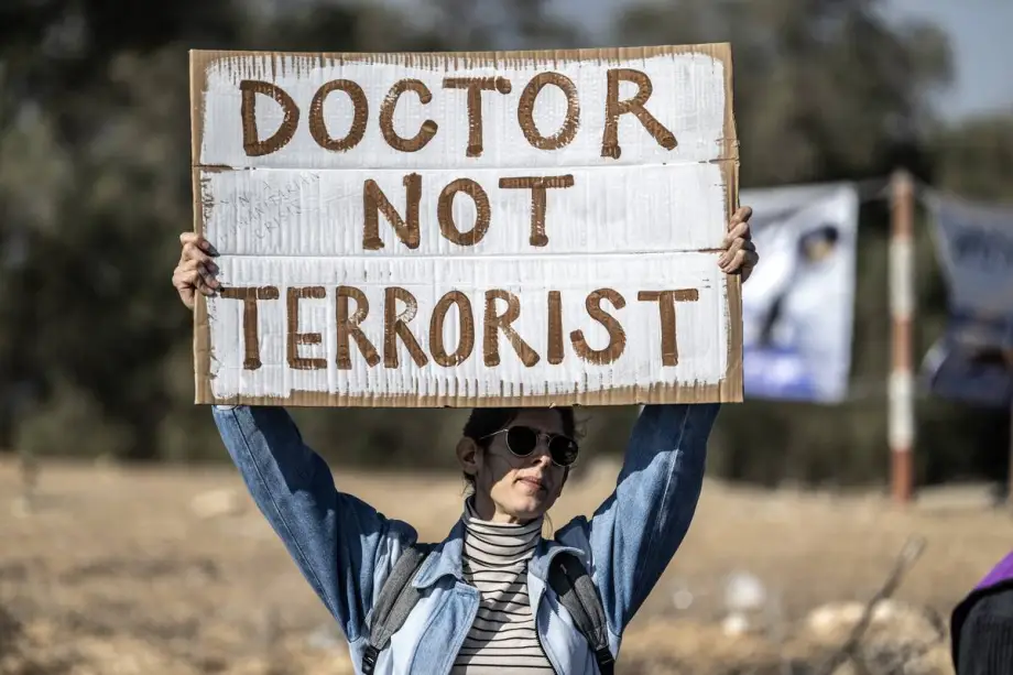Protesto pela soltura de médicos palestinos em frente à penitenciária israelense de Sde Teiman, no deserto do Negev (Naqab), em 10 de janeiro de 2025 [Mostafa Alkharouf/Agência Anadolu]