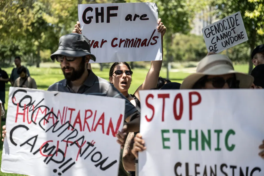 Protesto contra violações da chamada Fundação Humanitária de Gaza (GHF), em frente ao Consulado dos Estados Unidos em Jerusalém ocupada, em 11 de julho de 2025 [Mostafa Alkharouf/Agência Anadolu]