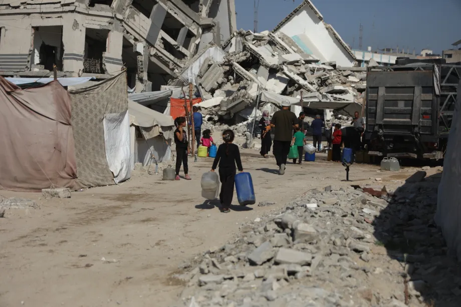 Palestinos deslocados buscam água na Cidade de Gaza, sob ataques de Israel, em 17 de julho de 2025 [Mahmoud Issa/Agência Anadolu]