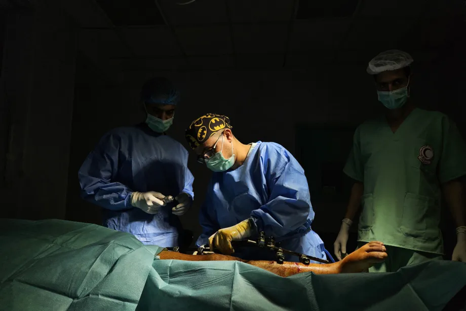 Médicos palestinos e britânicos atendem feridos por ataques israelenses em Gaza, no hospital de campo do Crescente Vermelho em Khan Younis, no sul do enclave, em 18 de julho de 2025 [Hani Alshaer/Agência Anadolu]