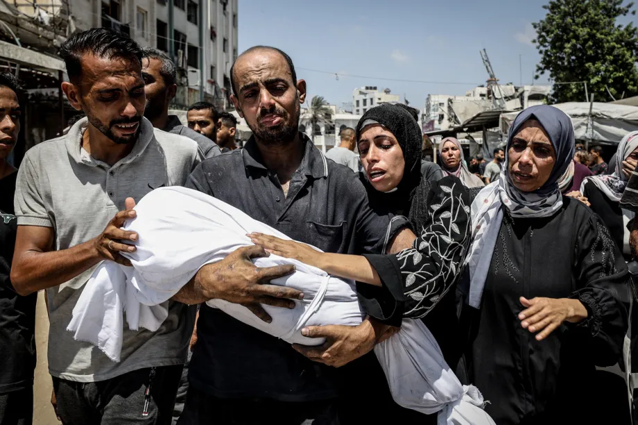 Parentes carregam crianças mortas por ataques de Israel, no bairro de ez-Zeytun, na Cidade de Gaza, em 6 de agosto de 2025 [Khames Alrefi/Agência Anadolu]