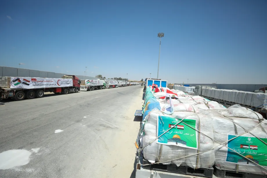 Caminhões de ajuda humanitária carregados com suprimentos permanecem retidos na fronteira de Rafah, no lado egípcio, devido aos ataques israelenses e ao fechamento das fronteiras. A entrega de ajuda é limitada e atrasada em Rafah, Egito, em 6 de agosto de 2025. [Mohamed Elshahed/ Agência Anadolu]