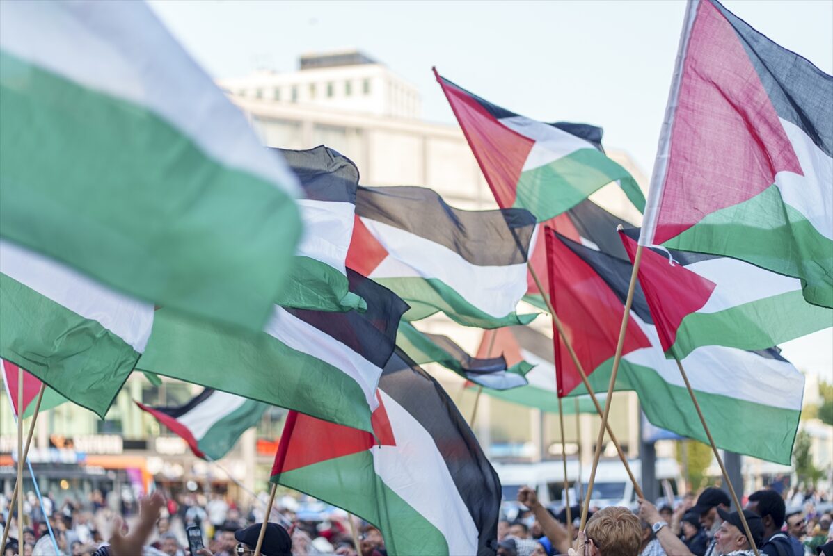 Protesto pró-Palestina na praça Alexanderplatz, em Berlim, na Alemanha, em 6 de agosto de 2025 [Ilkin Eskipehlivan/Agência Anadolu]