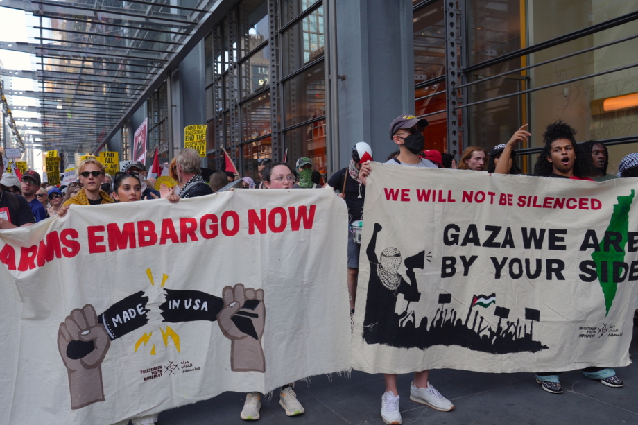 Manifestantes protestam em frente ao New York Times, acusando o jornal de ser cúmplice na cobertura dos ataques israelenses a Gaza e protestando contra o assassinato de jornalistas em Gaza pelas forças israelenses em Nova York, EUA, em 12 de agosto de 2025. [Selçuk Acar/ Agência Anadolu]