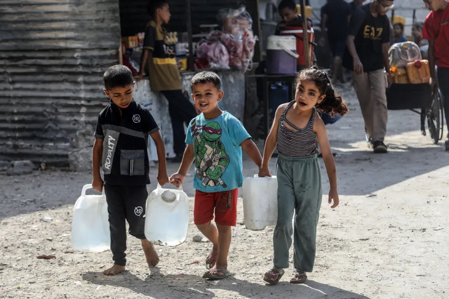 Palestinos, incluindo crianças, buscam água potável na Mesquita al-Shafi, sob ataques de Israel, em Khan Younis, Gaza, em 16 de agosto de 2025 [Abed Rahim Khatib/Agência Anadolu]