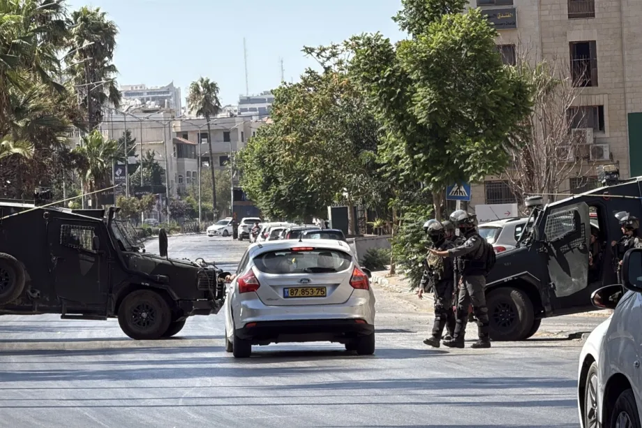 Soldados israelenses revistam veículo palestino em checkpoint ilegal no campo de refugiados de al-Am’ari, na região de Ramallah, na Cisjordânia ocupada, em 18 de agosto de 2025 [Issam Rimawi/Agência Anadolu]