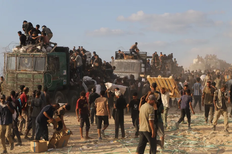 Multidões de palestinos buscam alimento, sob ataques israelenses, em um posto de distribuição na travessia de Zikim, no norte de Gaza, em 18 de agosto de 2025 [Khalil Ramzi Alkahlut/Agência Anadolu]