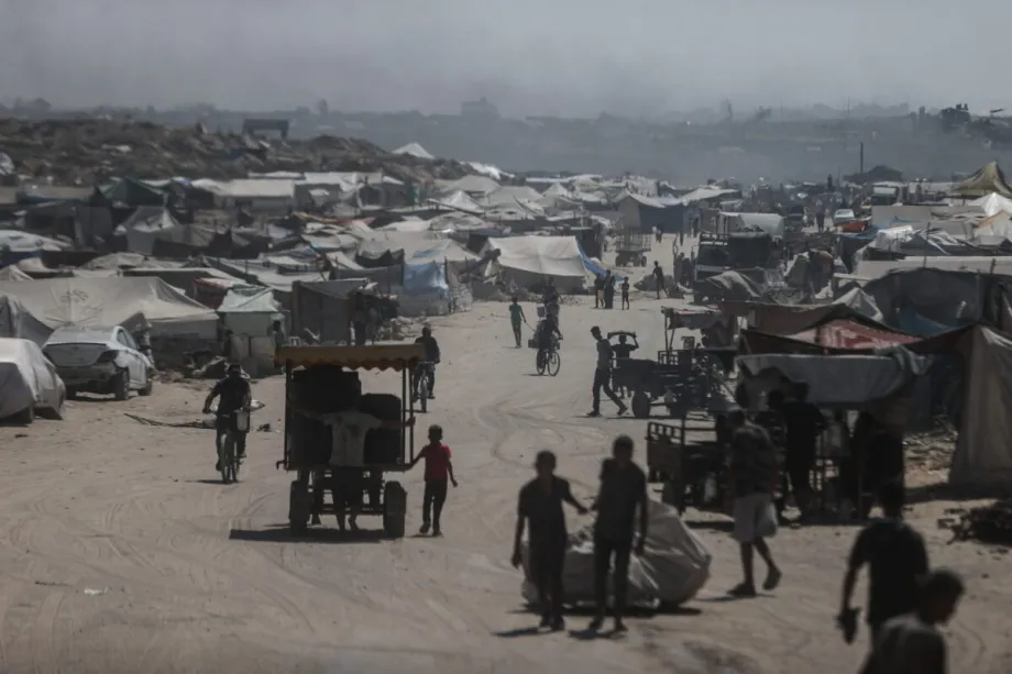 Tendas na costa da Cidade Gaza, em meio a ataques de Israel, em 24 de agosto de 2025 [Ali Jadallah/Agência Anadolu]