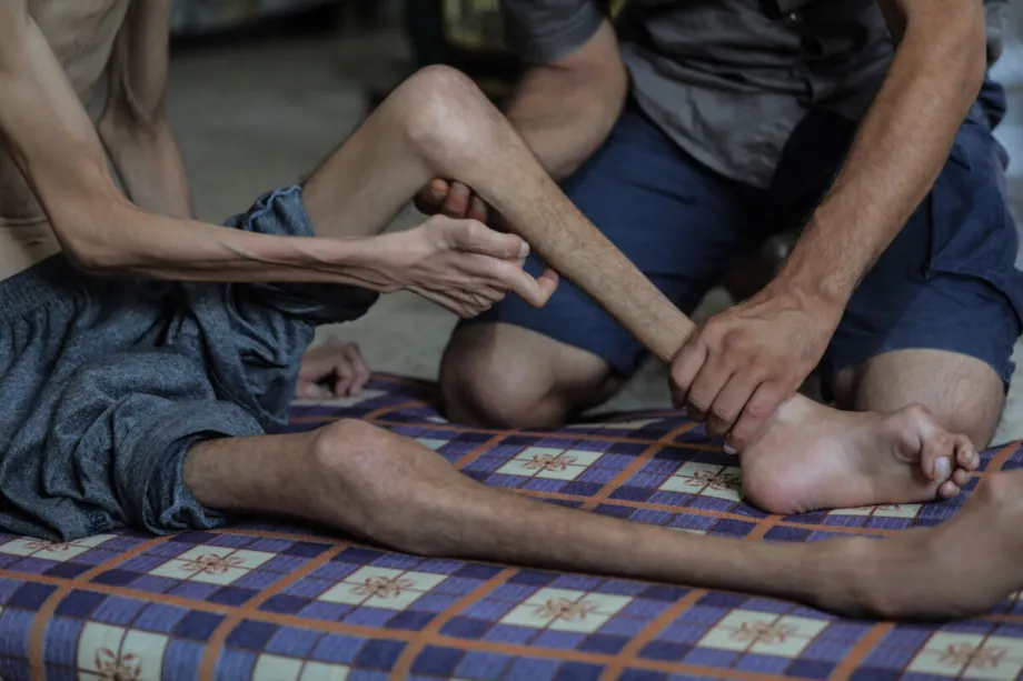 Khalil Muhammed Dervis, de 36 anos, tomado pela fome, no campo de refugiados de Nuseirat, em Deir al-Balah, Gaza, em 23 de agosto de 2025 [Hassan Jedi/Agência Anadolu]