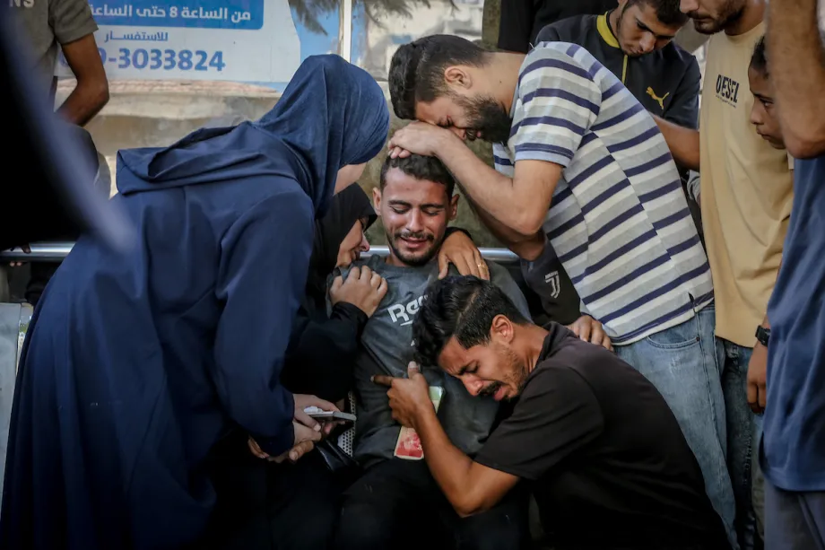 Os corpos de palestinos são levados ao Hospital Al-Shifa, na Cidade de Gaza, para os procedimentos fúnebres por seus familiares, após os ataques israelenses a uma tenda pertencente à família Nassar na Cidade de Gaza, em 29 de agosto de 2025. [Saeed M. M. T. Jaras/ Agência Anadolu]
