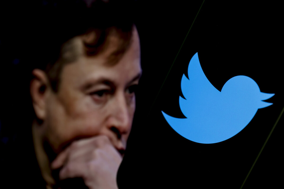 Bilionário sul-africano Elon Musk junto de logotipo do Twitter — hoje X — em uma tela de telefone em Ancara, na Turquia, em 6 de outubro de 2022 [Muhammed Selim Korkutata/Agência Anadolu]