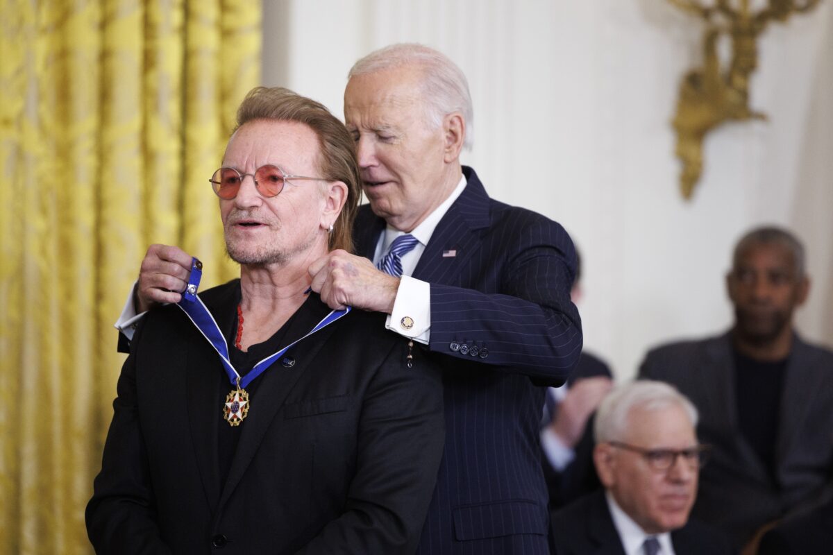 Bono, vocalista do U2, recebe Medalha da Liberdade do então presidente dos Estados Unidos, Joe Biden, na Casa Branca, em Washington DC, em 4 de janeiro de 2025 [Tom Brenner/Getty Images]