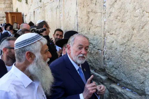 Embaixador dos EUA a Israel, Mike Huckabee, no Muro das Lamentações, na Cidade Velha de Jerusalém, em 18 de abril de 2025 [Gil Cohen-Magen/AFP/ Getty Images]
