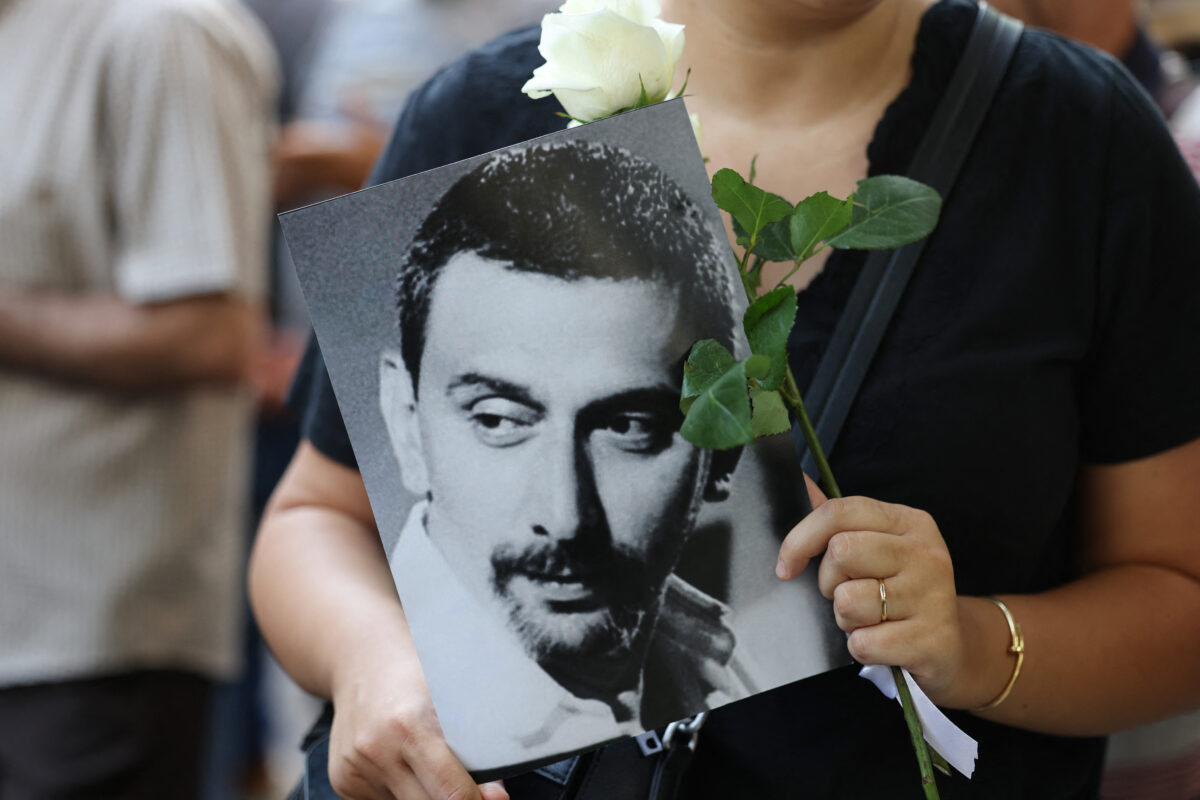 Retrato do falecido compositor libanês Ziad Rahbani entre a multidão que se reuniu para velá-lo em frente ao Hospital Khoury, em Beirute, em 28 de julho de 2025 [Anwar Amro/AFP via Getty Images]
