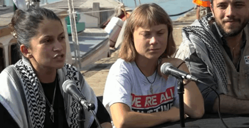 Greta ladeada por Yasemin Acar, ao microfone, e Thiago Ávila durante entrevista no porto de Barcelona, pouco antes do embarque na Sumud Global Flotilla rumo a Gaza, em 31 de agosto de 2025