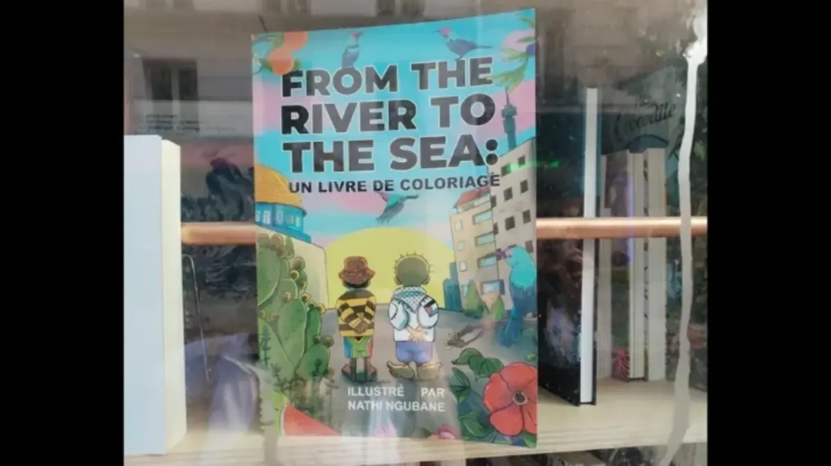 Livro infantil From the River to the Sea, do autor e ilustrador sul-africano Nathi Ngubane, na vitrine da livraria Violette & Co., em Paris, na França [Reprodução/Redes sociais]