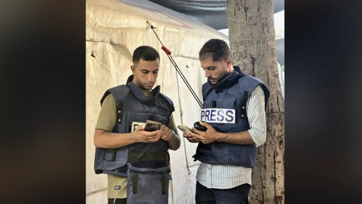 Anas al-Sharif, um dos rostos mais conhecidos da Al Jazeera em Gaza, Mohammed Qraiqea e outros cinco foram mortos quando Israel atacou uma tenda para jornalistas na Cidade de Gaza

Correspondentes da Al Jazeera, Anas al Sharif (esq) e Mohammed Qraiqea (dir) [Mídias Sociais, via MEE]