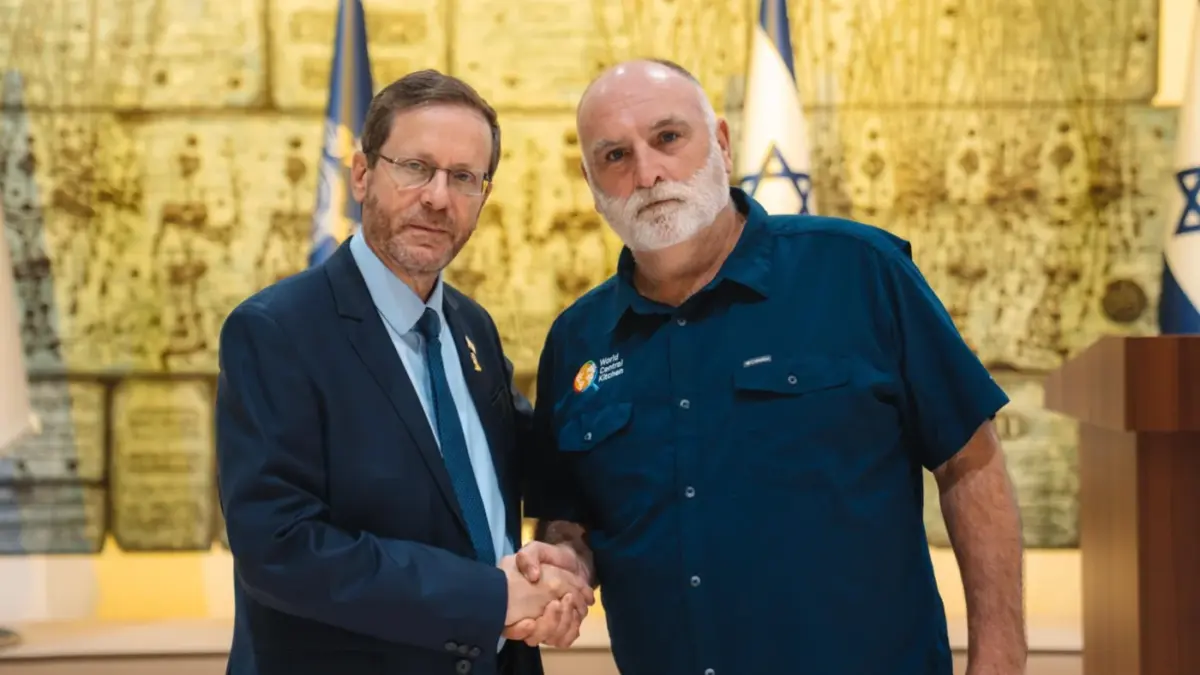 José Andrés, fundador da World Central Kitchen (WCK), encontra-se com o presidente de Israel, Isaac Herzog, em 17 de agosto de 2025 [Isaac Herzog/Divulgação/X]