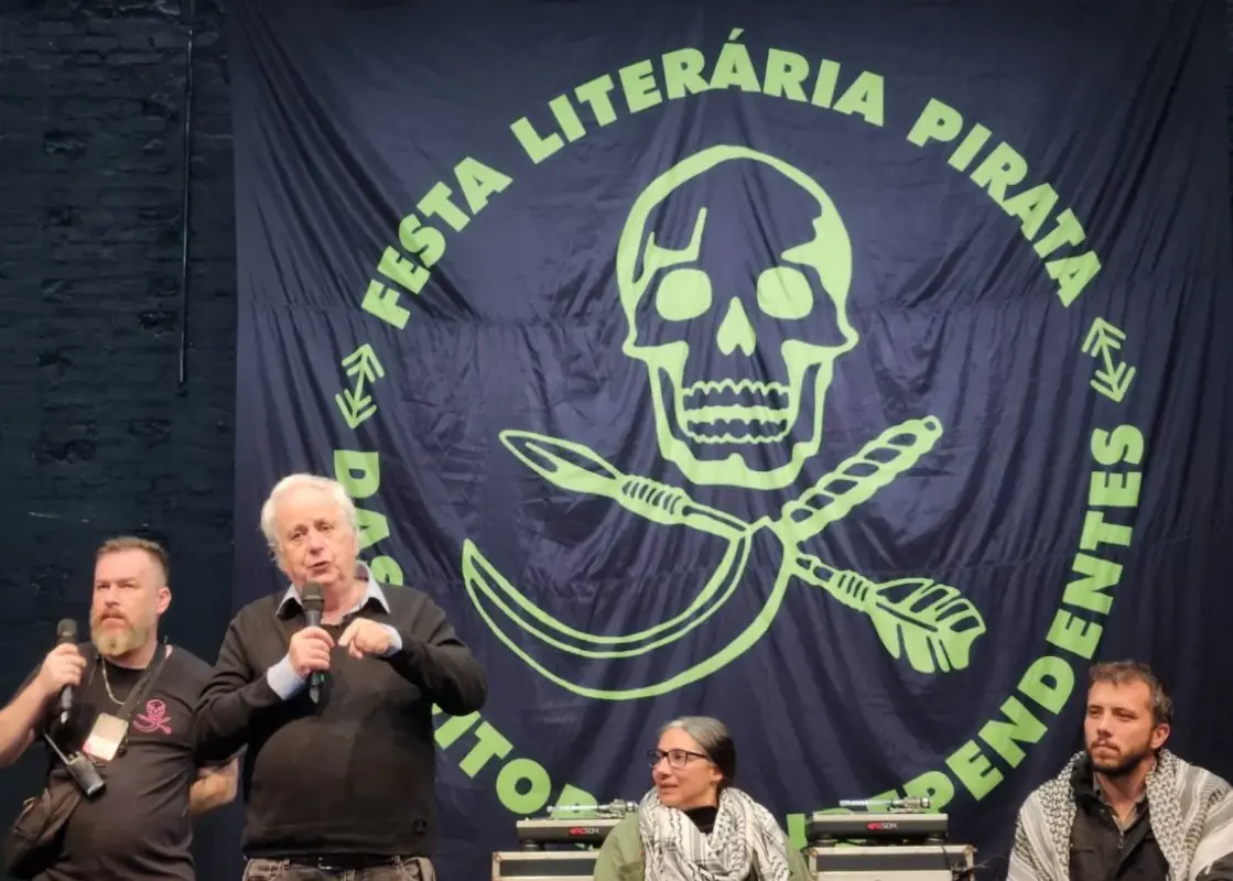 Historiador Ilan Pappé durante mesa de aberura da Flipei 2025 realizada no Galpão Elza Soares em São Paulo [ Rodrigo Chagas/Brasil nde Fato]