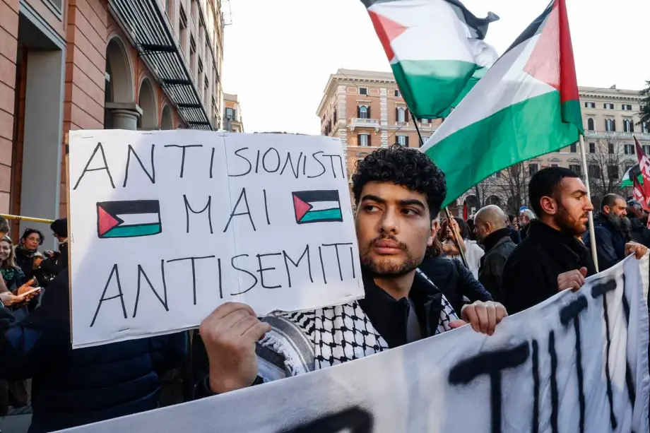 Um manifestante segura uma faixa em italiano com os dizeres "Anti-sionistas nunca são antissemitas", enquanto manifestantes pró-palestinos se reúnem para demonstrar solidariedade aos palestinos e protestar contra os ataques israelenses em Gaza, apesar da proibição de marchas em Roma, Itália, em 27 de janeiro de 2024. [Riccardo De Luca/Agência Anadolu]