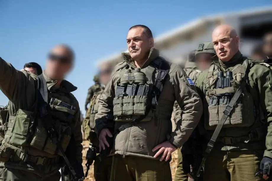 Eyal Zamir (centro), do Estado-Maior das Forças de Defesa de Israel, realiza visita de campo com comandantes seniores do Exército israelense. [Forças de Defesa de Israel (IDF)/  Agência Anadolu]