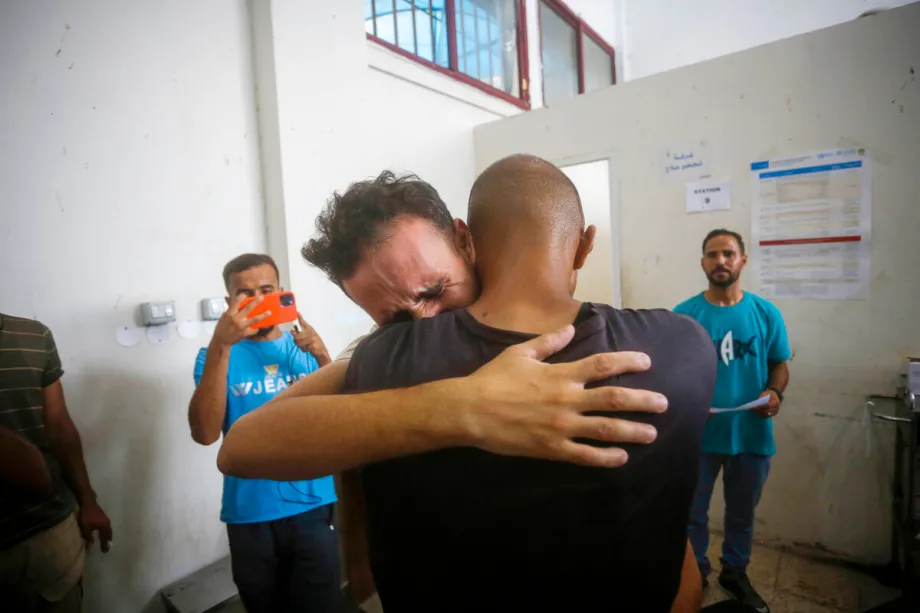 Ex-prisioneiros palestinos chegam ao Hospital dos Mártires de Al-Aqsa, em Deir al-Balah, no sul de Gaza, para exames médicos, em 12 de agosto de 2025 [Mohammed Nassar/Agência Anadolu]