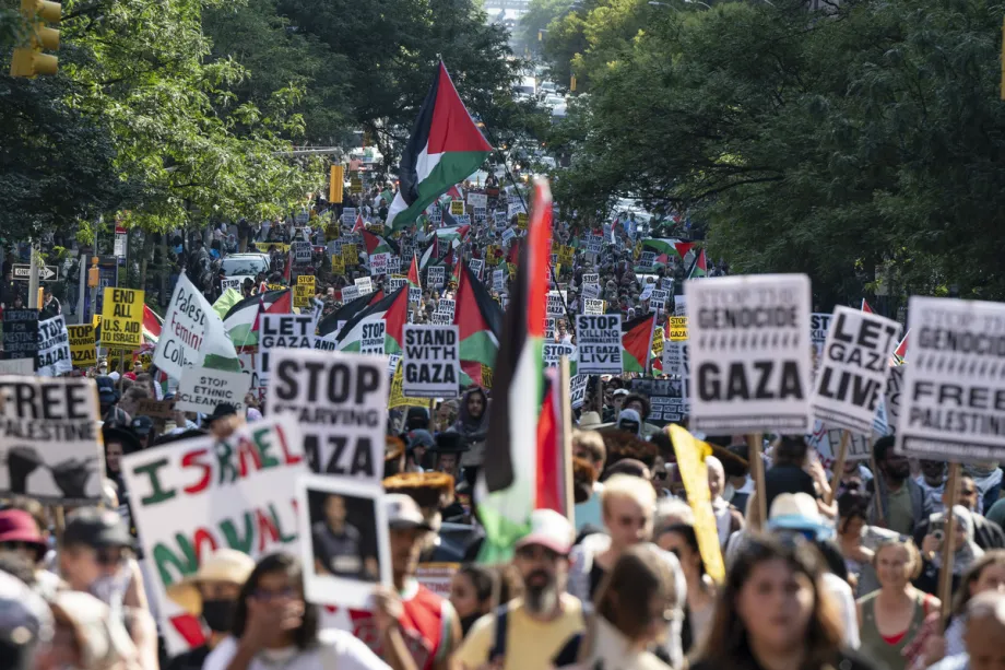 Pessoas participam da marcha "Pare de Matar Gaza de Fome" para protestar contra o assassinato de jornalistas na Palestina pelas forças israelenses e pedir o fim da fome em Gaza, em 16 de agosto de 2025, em Nova York, Estados Unidos. [Mostafa Bassim/ Agência Anadolu]