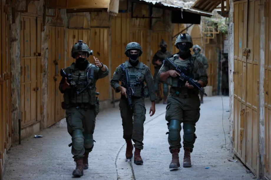 Soldados israelenses escoltam invasão de colonos em Hebron (al-Khalil), na Cisjordânia ocupada, em 23 de agosto de 2025 [Wisam Hashlamoun/Agência Anadolu]