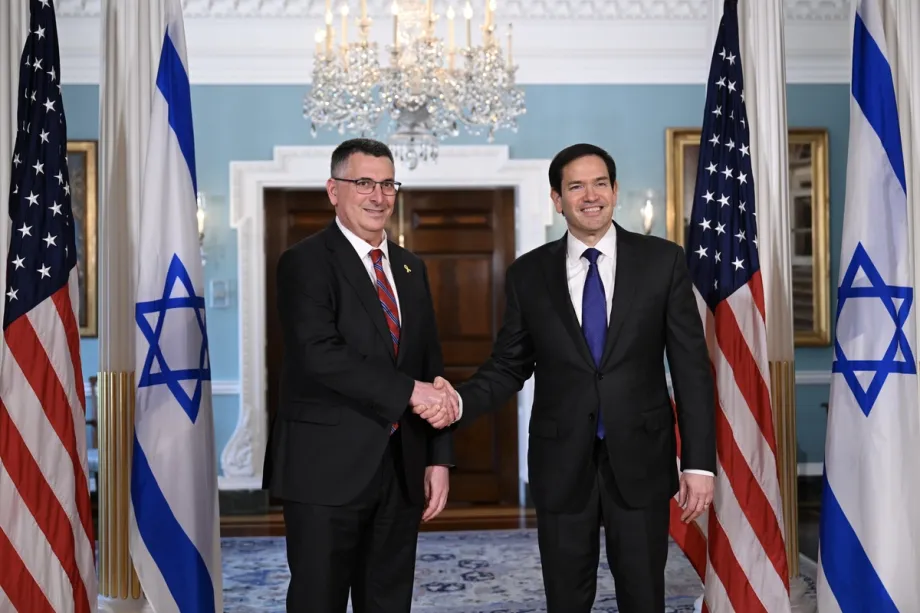 O Secretário de Estado dos EUA, Marco Rubio (D), encontra-se com o Ministro das Relações Exteriores de Israel, Gideon Sa'ar (E), no Departamento de Estado, em Washington, Estados Unidos, em 27 de agosto de 2025. [Fatih Aktaş/ Agência Anadolu]