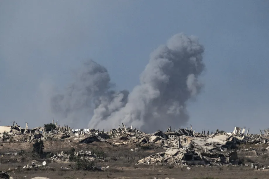 Fumaça sobe de Gaza após os ataques do exército israelense, vista da área de fronteira com Israel em 14 de setembro de 2025. (Mostafa Alkharouf/ Agência Anadolu)